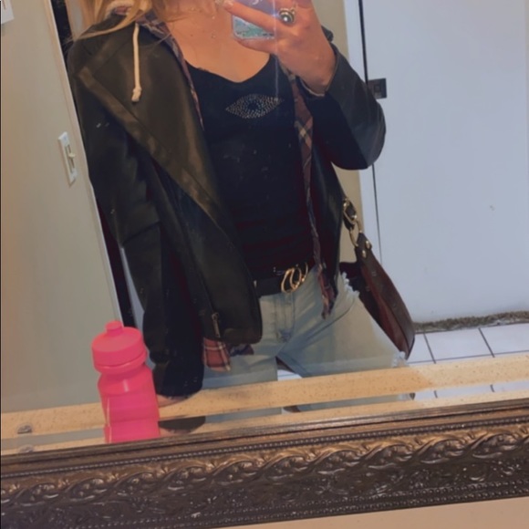 Meet your Posher, Erica - Picture 4 of 4